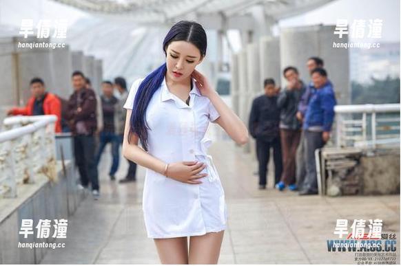 见证丝革的完美结合：爱丝与女王的写真之旅，不容错过！