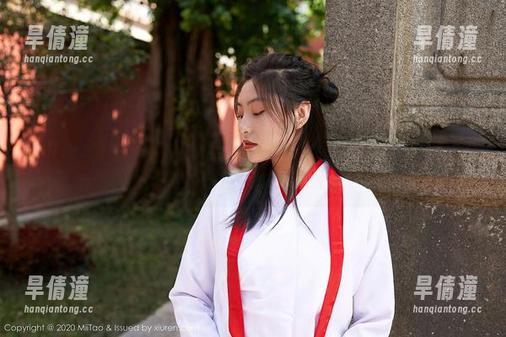 MiiTao蜜桃社 - 琉璃lily的睡衣私拍图包：一边看一边想，谁说就不能在家做时尚呢？