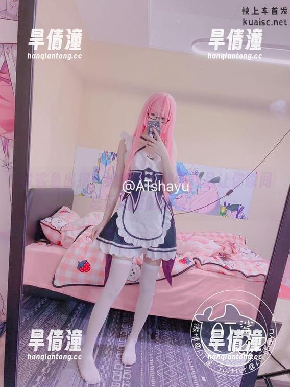 at鲨鱼出招！她的定制秘书作品让你瞬间忘记加班的烦恼！