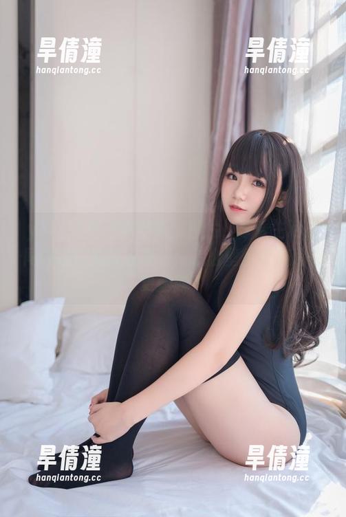 yoko夏宅居家的高清图片，享受生活的同时也许能教会我们：怎么壁炉旁边躺得更洒脱？