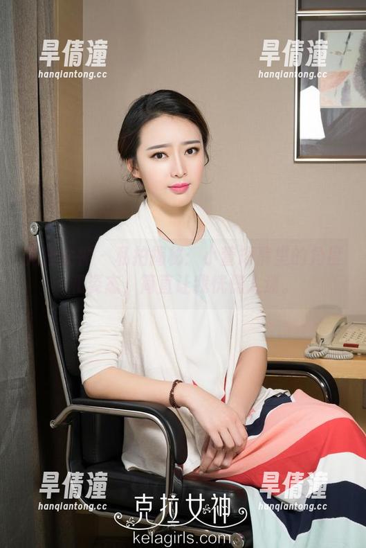 克拉女神 - 私拍揭秘：小萱短裤里的角度和姿态，简直让我恍惚入迷。