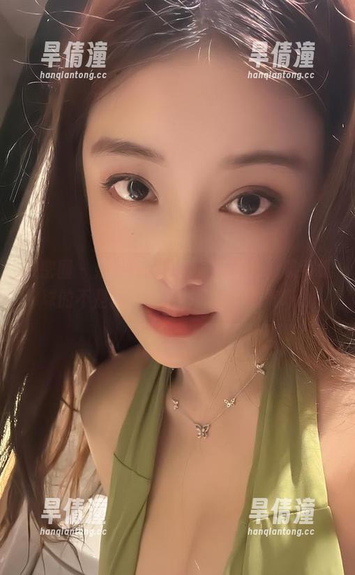 微密圈 - 奶雯灰丝系列最新照片，吸引眼球的不是腿，而是那股无形的气场。