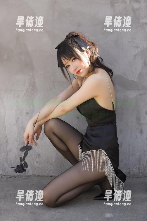 小女巫露娜老师的课上总有些‘心跳加速’：来欣赏高清写真吧！