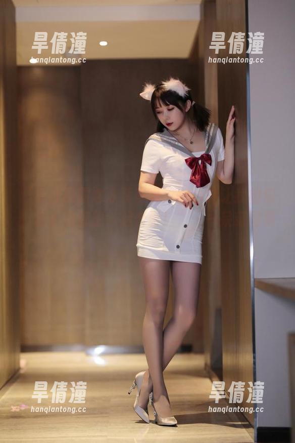 “小女巫露娜泳装写真：一秒钟让我相信，连小鱼都想一起合影！”——呆萌图集！