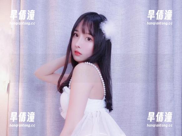 全套图集：小小奶瓶儿秘书的职场魅力与俏皮瞬间，真是让人忍不住多看几眼！
