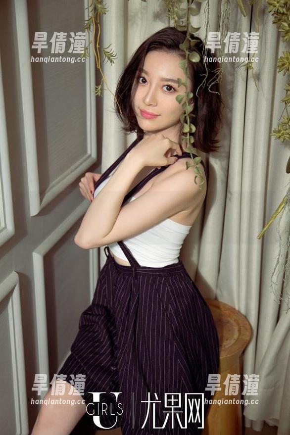 尤果网 - 探索松果儿的白色幻想：这个写真图包绝对值得一窥！