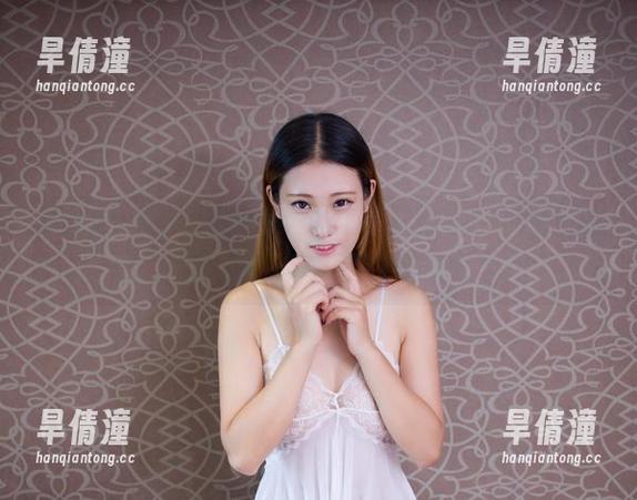 尤物馆 - 艾小青的空姐免费套图，真的是让人想象无限，不知道她口袋里藏了多少故事。