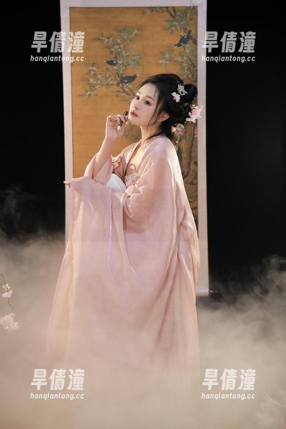 桃暖酱的旗袍白月光：当月光遇上超现实的写真分享！