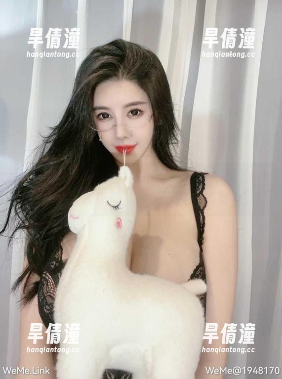 微密圈 - 原图里的猪小七，睡衣与随性，仿佛生活本身就是一场不在场的舞会。