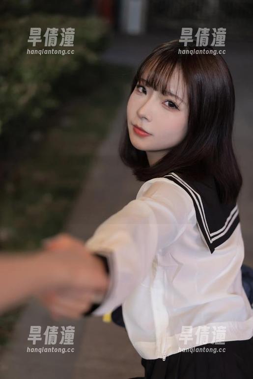 看！玉汇yuuhui带来的高清美图，天台上的猫猫和黑犬机器人女友，你绝对没见过的奇妙组合！