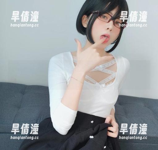 在眼酱大魔王w的私拍世界，白衬衫成了她的时尚魔法！