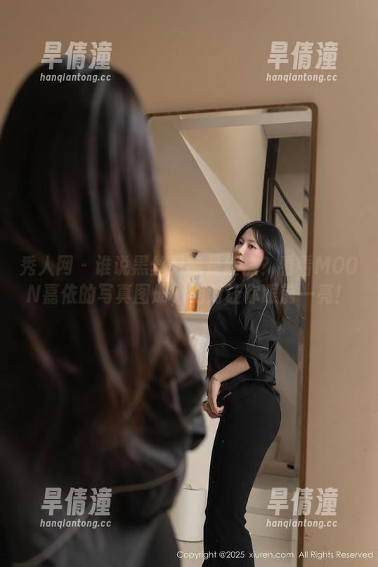 秀人网 - 谁说黑丝只能是丝袜？看看MOON嘉依的写真图册，绝对让你眼前一亮！