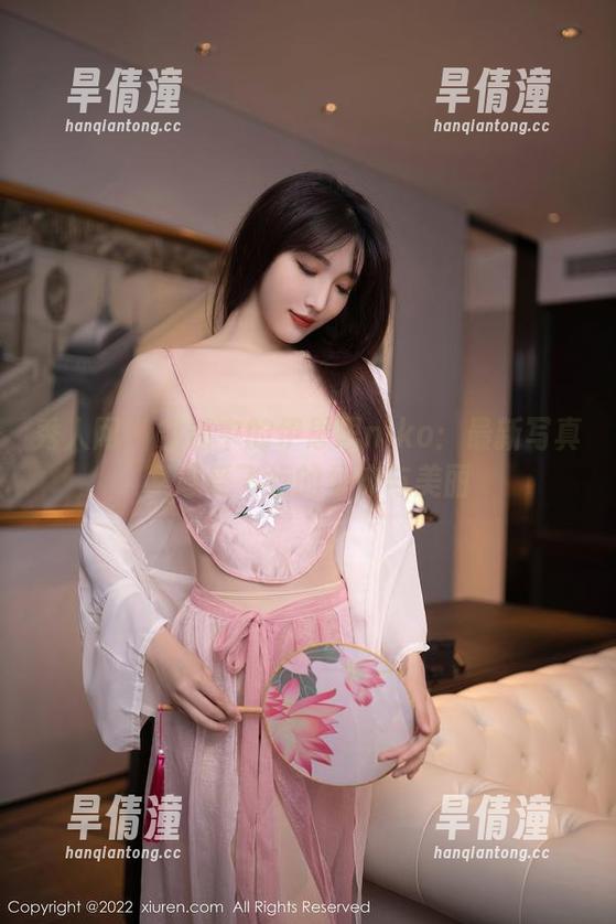 秀人网 - 空姐中的伊思思niko：最新写真集感受飞行的颓废与美丽