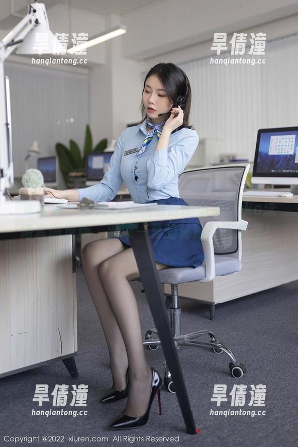 秀人网 - 你绝对不想错过的小樱koko泳池套图更新，清凉一夏的秘籍就在这里！