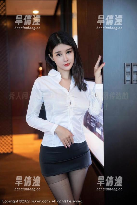 秀人网 - 就像程开心最新户外套图传达的，生活本该如此简单而快乐！