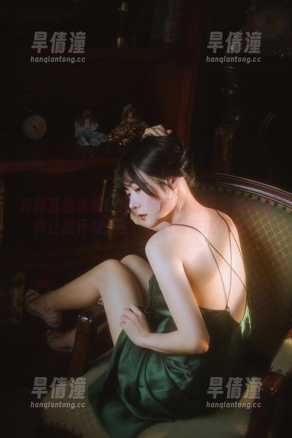 奔向蓝色泳装！香草喵露露的四月舰长写真让我怀疑人生，从何而来这优雅？