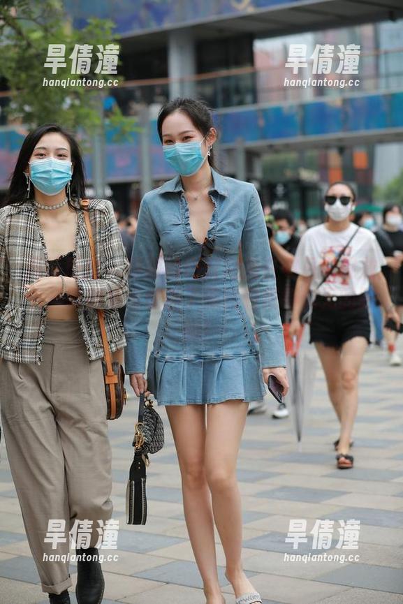魔镜街拍 - 婷婷的肉丝之美在寒风中绽放，圣诞图集里盛满了温暖和似有似无的朦胧！