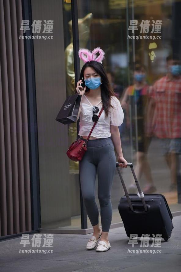 魔镜街拍 - 白色连衣裙下的楼楼：图库中让人心猿意马的灵动瞬间。