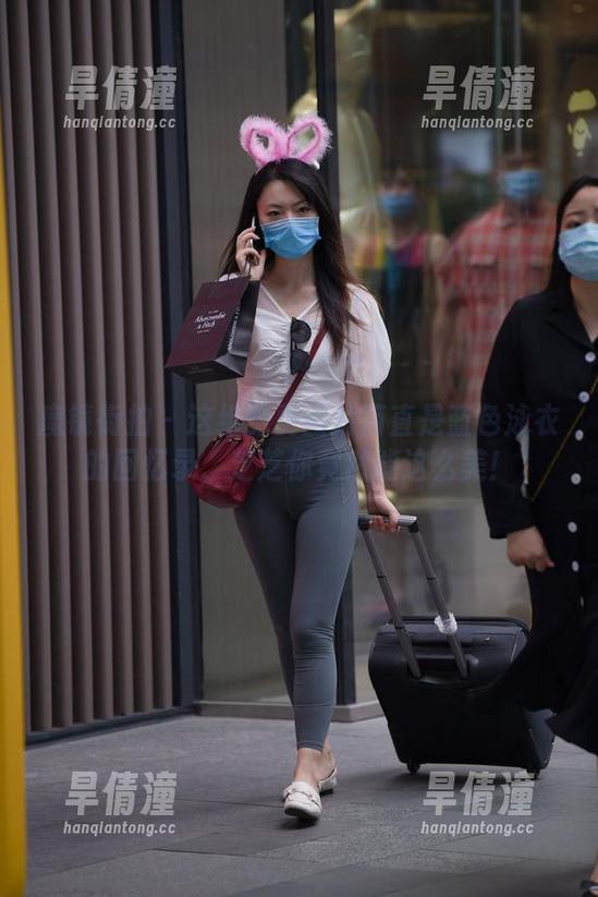 魔镜街拍 - 这组免费图片简直是蓝色泳衣的回忆录，芝芝你竟然能这么美！