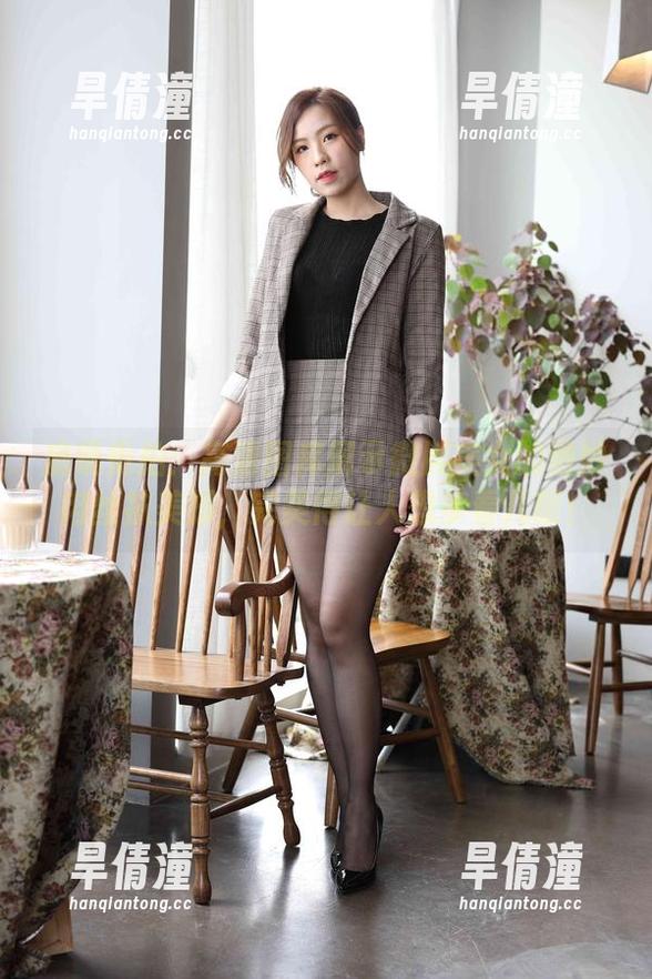 魔镜街拍：高清图库展示微胖美女的绝妙肉丝袜美脚，完美得让人想多看几眼！