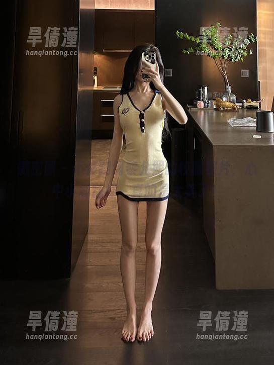 微密圈 - 不停翻阅黎允熙的校服照片，心中小鹿乱撞，真的是太美了！