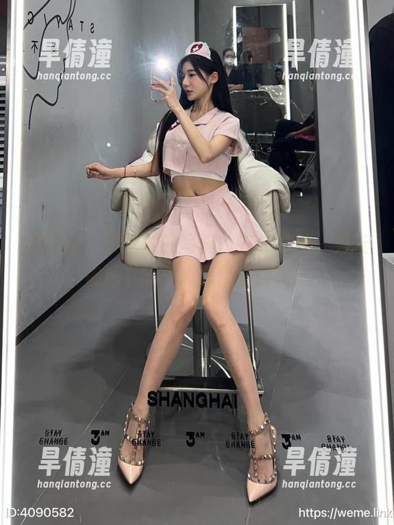 微密圈 - 黎允熙的写真：在线品味，男友视角下的小心思慢慢浮现。